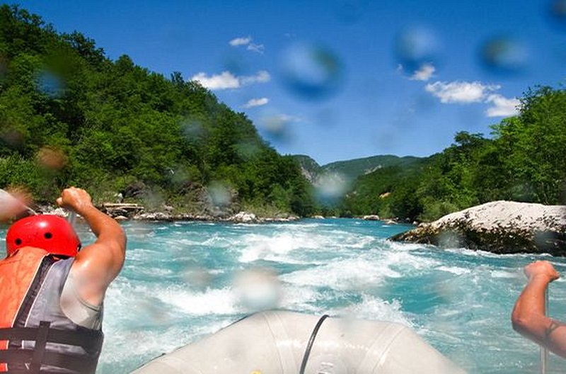 Pagayer sur les rapides de la rivière Tara