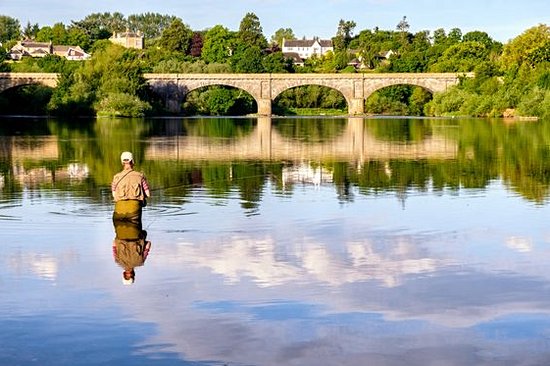 Pêcher à la mouche dans un Loch, comme un local