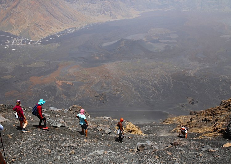 Gravir le volcan actif du Pico do Fogo