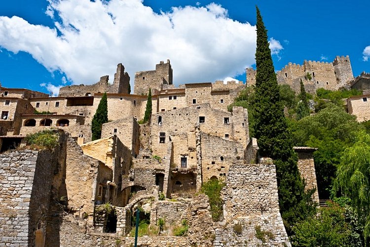 Le village de Saint-Montan :  un retour à la vie grâce à une association