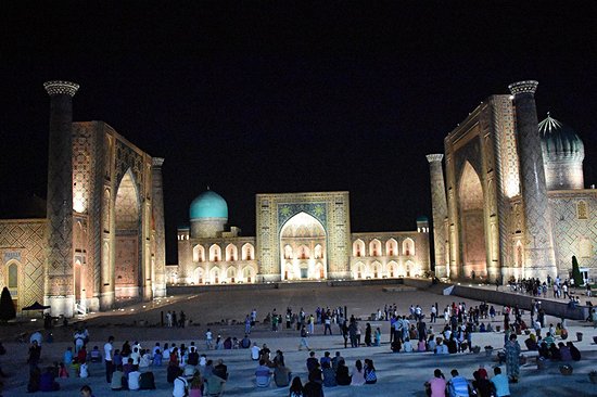 Découvrir les monuments éclairés la nuit à Samarcande