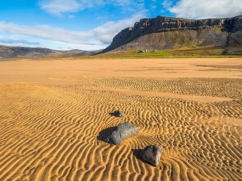 La plage de sable de Raudisandur
