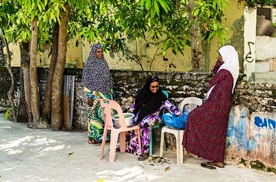 Locaux de l'île d'Huraa aux Maldives