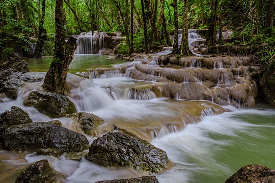 Admirer les chutes d'Erawan