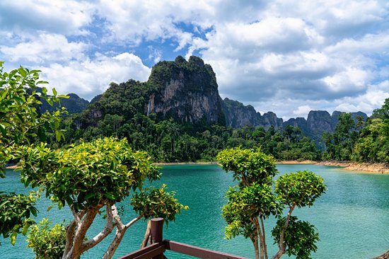 Faire une promenade sur le lac de Chiew Larn