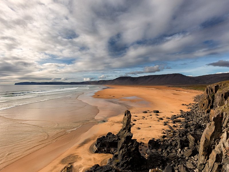 La plage de sable de Raudisandur