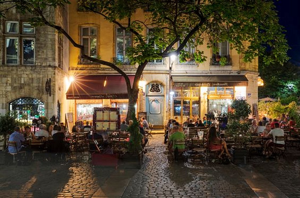 Dîner dans un bouchon lyonnais