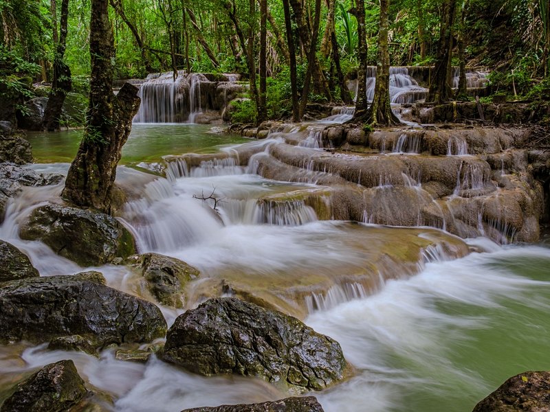 Admirer les chutes d'Erawan