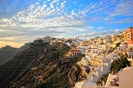 Fira, la capitale, son port et ses musées