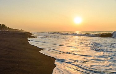 Ce qui fait la particularité de la plage de Monterrico, c'est son sable noir, caractéristique de l'activité volcanique du pays.