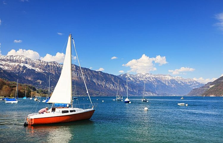 Pas de mer, mais de nombreux lacs pour se baigner ou pratiquer une multitude de sports nautiques.