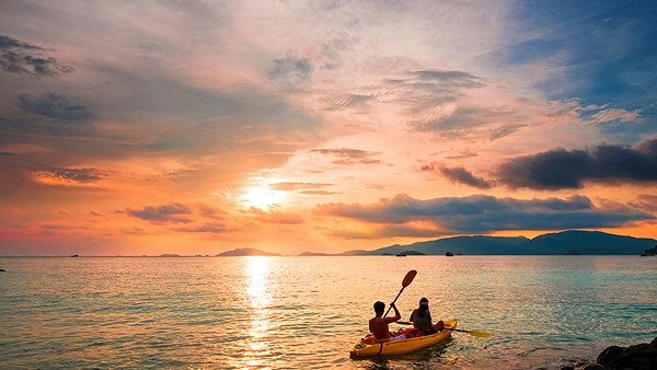 Faire du kayak sur l’île de Naxos, au coucher du soleil