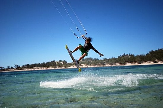 S'essayer au kitesurf dans la baie de Sakalava
