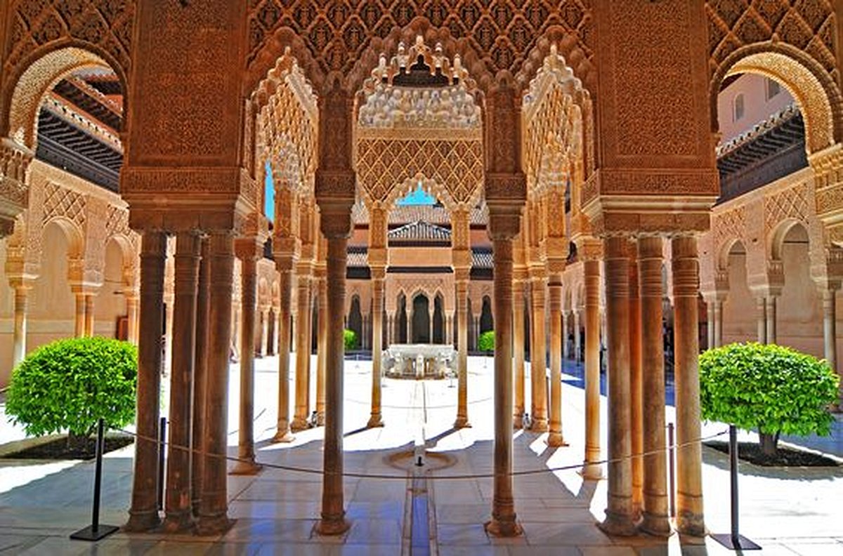 Se perdre dans les couloirs majestueux de l’Alhambra