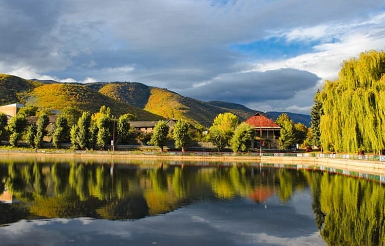 Lac, près de Vanadzor au nord de l'Arménie