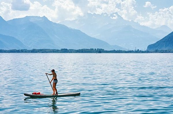 Faire du stand-up paddle sur le lac Léman