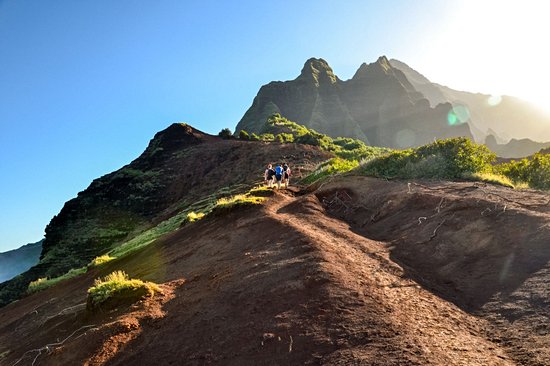 Randonner sur le Kalalau Trail le long des falaises de Na Pali