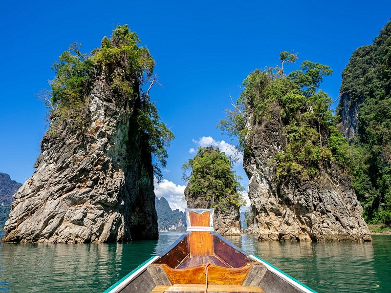 Faire une promenade sur le lac de Chiew Larn