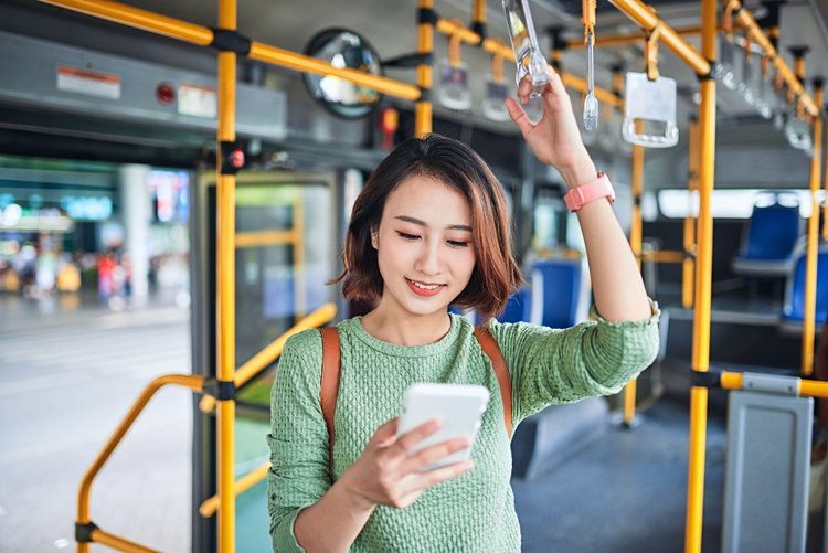 Mettre son téléphone sur silencieux dans les transports