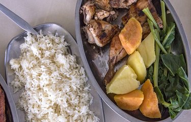 Plat traditionnel avec poulet, légumes et riz