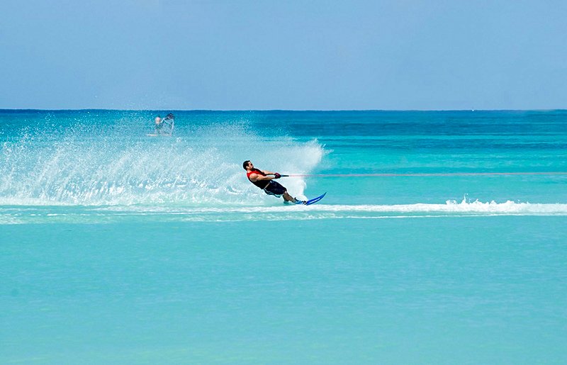 Découvrir le ski nautique et le wakeboard