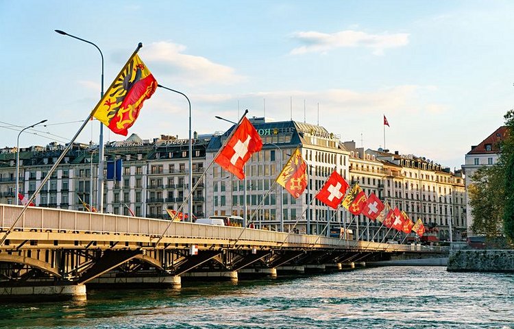 Aux portes des Alpes, Genève et son immense lac.