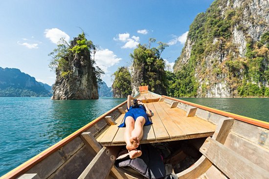Faire une promenade sur le lac de Chiew Larn