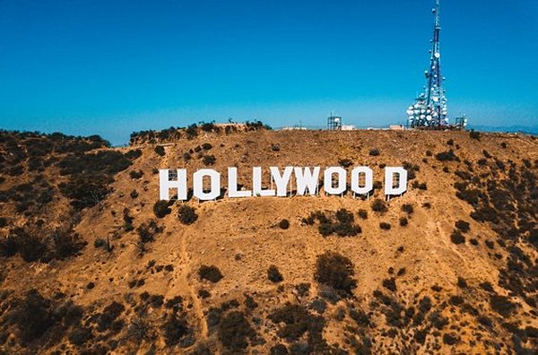 Grimper au sommet de la colline de Hollywood