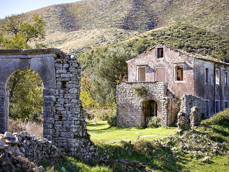 Le Vieux Perithia et le mont Pantokrator