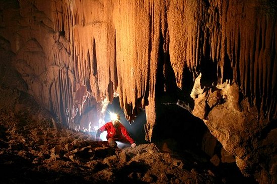S'initier à la spéléologie en descendant sous la terre