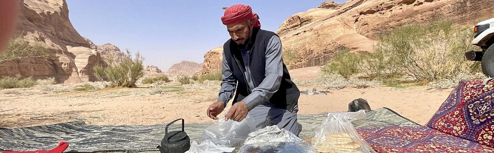 Prendre un déjeuner bédouin dans le Wadi Rum