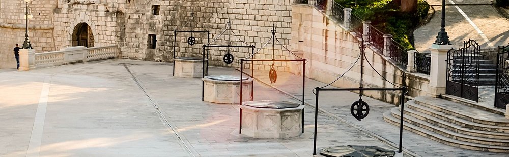 Les places des Cinq Puits et de Petra Zoranica