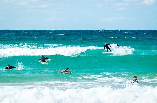 Surfer sur des plages idylliques