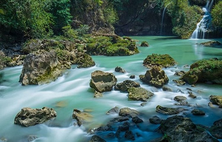 Semuc Champey, un site naturel remarquable aux eaux turquoise.