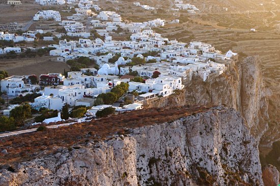 Chora la capitale, sur son éperon rocheux