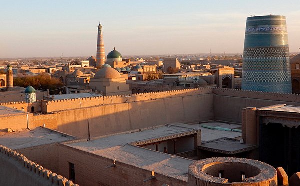 Profiter de la belle vue panoramique sur Khiva au coucher du soleil