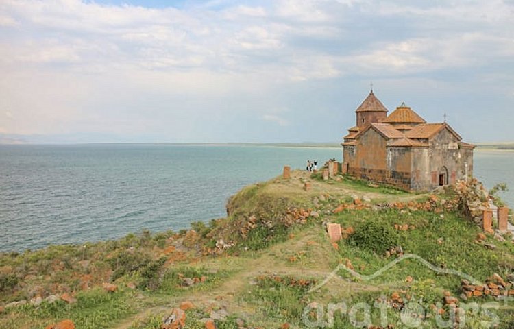 L'église de Hayravank au bord du lac Sévan