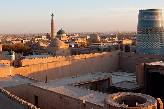 Profiter de la belle vue panoramique sur Khiva au coucher du soleil