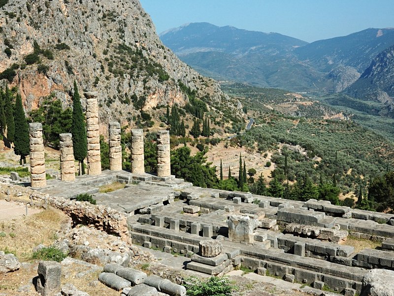 Le temple d'Apollon et la voie sacrée