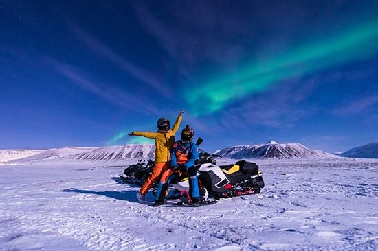 Faire de la motoneige sur un glacier 
