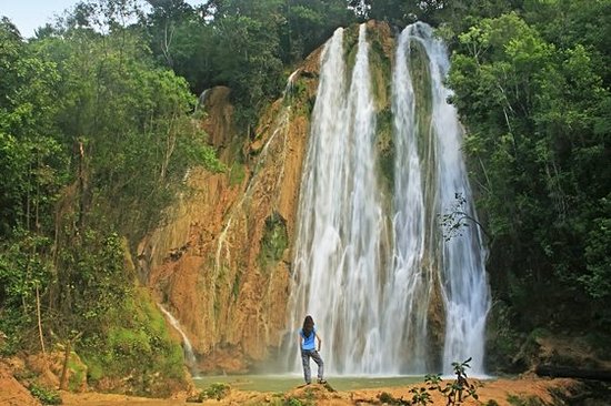 Randonner dans la jungle pour atteindre la cascade El Limon