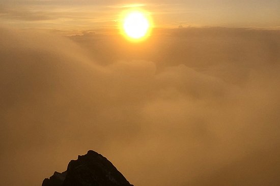 Lever du soleil au sommet du Volcan Barú