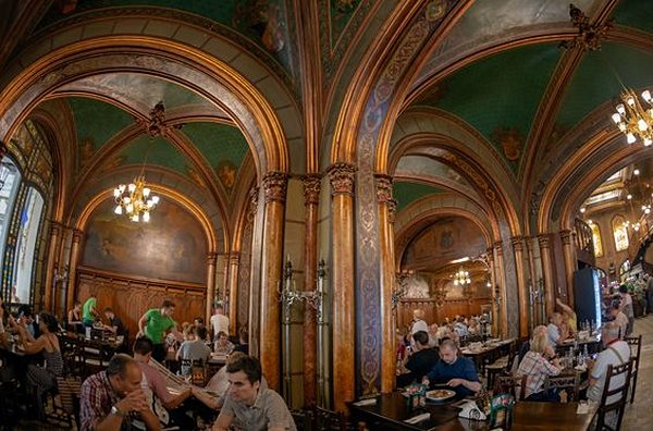 Tester la gastronomie roumaine au Caru’cu Bere