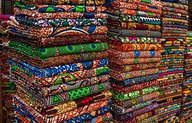 Tissu africain sur le marché à Lomé