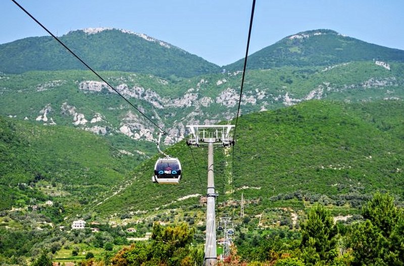 Monter à bord du plus grand téléphérique des Balkans