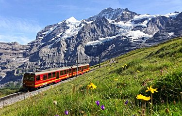 La Suisse et ses lignes de chemin de fer légendaires pour admirer ses paysages de montagne.