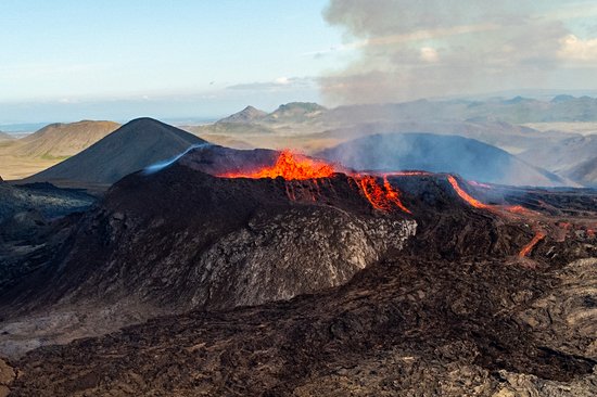 Observer une éruption volcanique en direct depuis un cratère actif