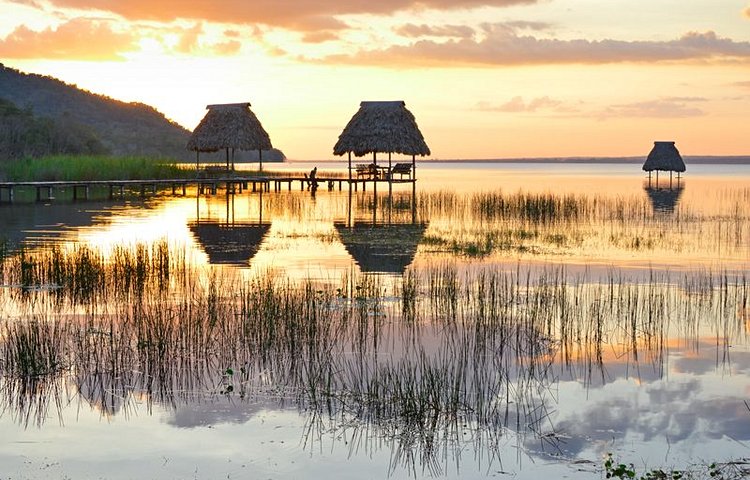 Une balade en lancha sur le lac Petén Itzá pour savourer le calme des lieux.