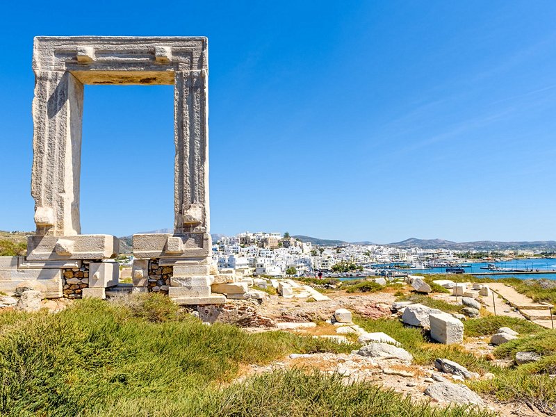 La Portara, vestige du temple d’Apollon, et le temple de Déméter