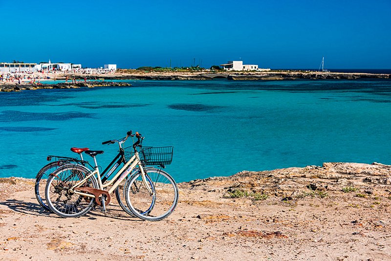 Balade à vélo le long de la côte sicilienne, parmi les ruines grecques